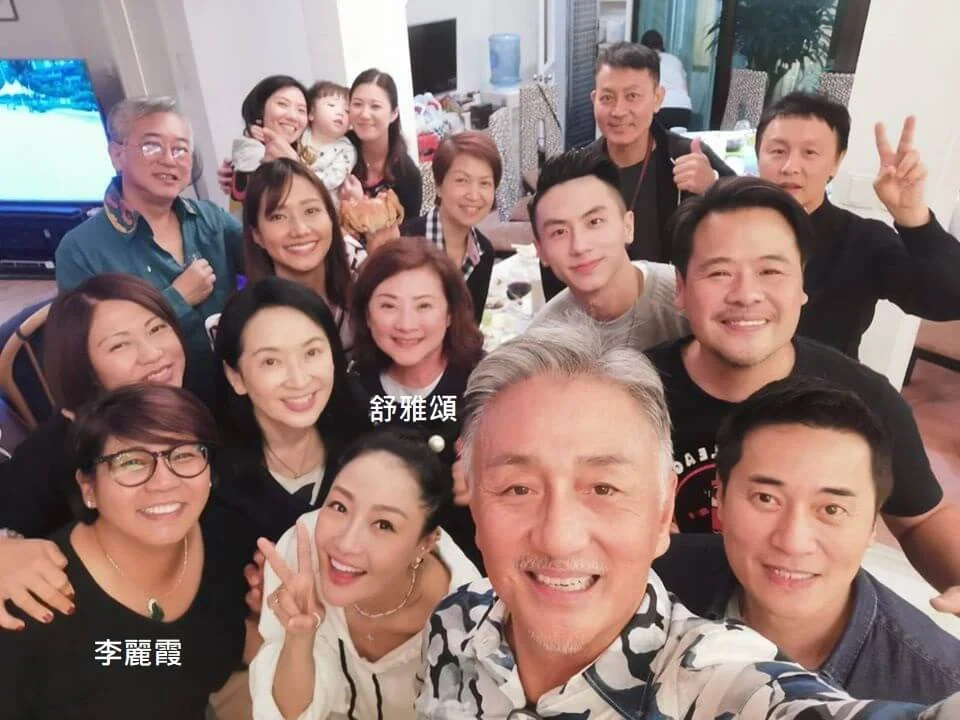 李麗霞與《牛下女高音》一眾演員聚會,舒雅頌姐姐也有參與。