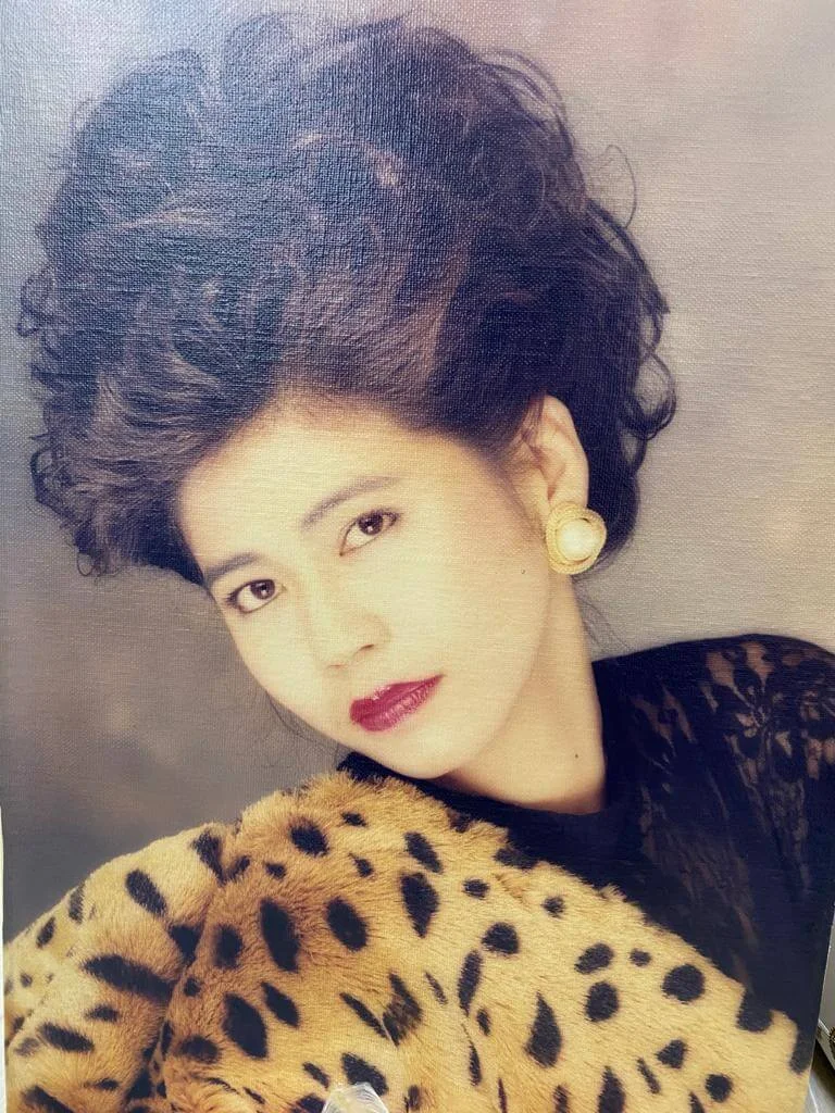 豹紋造型成熟有韻味，她說三十多歲時頗多追求者。