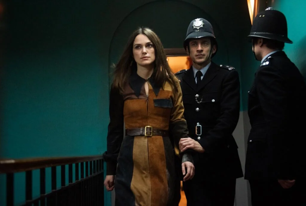 姬拉飾演的女權鬥士漸漸變得激進,無畏遭警察拘捕。