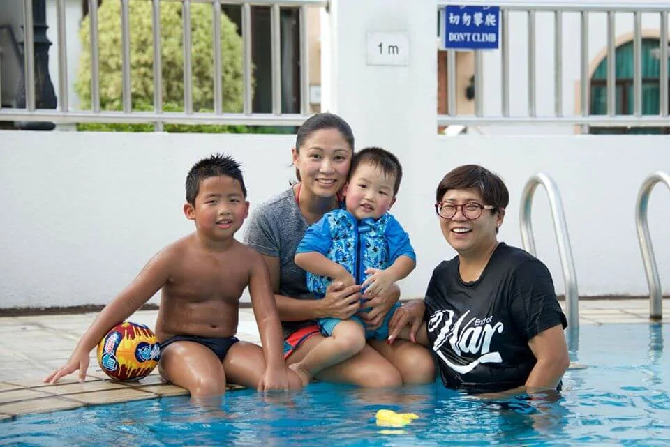 女兒嫁得好,生了兩個兒子,黑妹湊孫為樂。