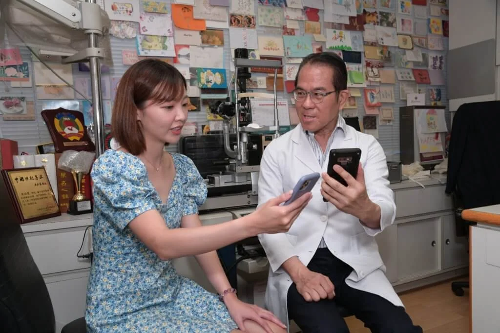 看手機要注意與眼睛的距離和屏幕的光度。