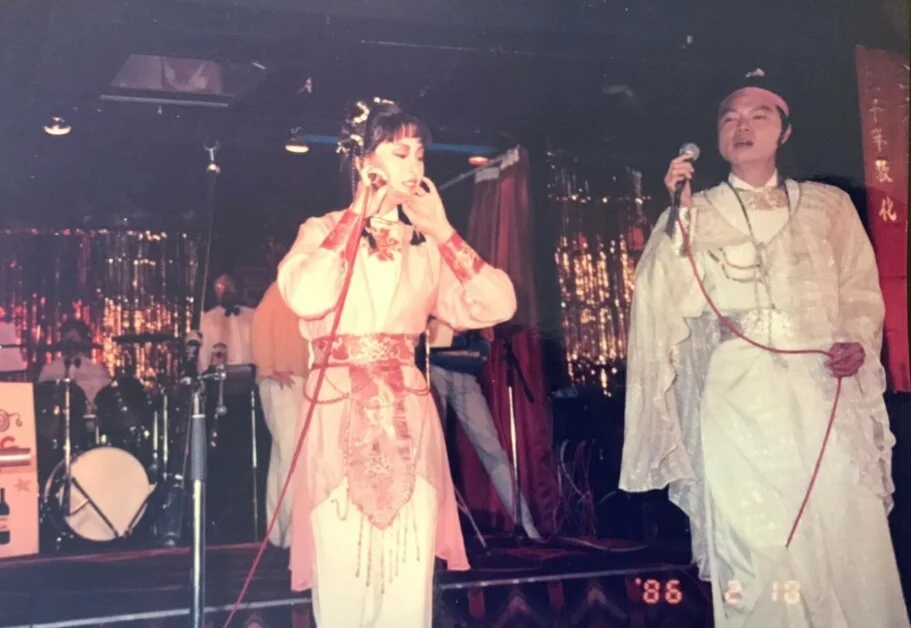 無綫昔日的劇集打動不少海外華人觀眾，當年艾威與廖安麗以古裝造型赴英國登台。 