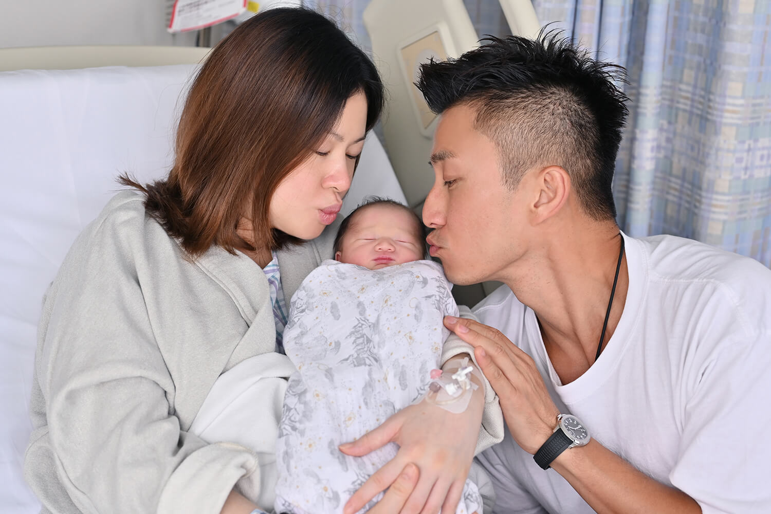 周日（五號），陳山聰在社交平台分享與太太Apple（何麗萍）及兒子Jaco，一家三口溫馨合照。