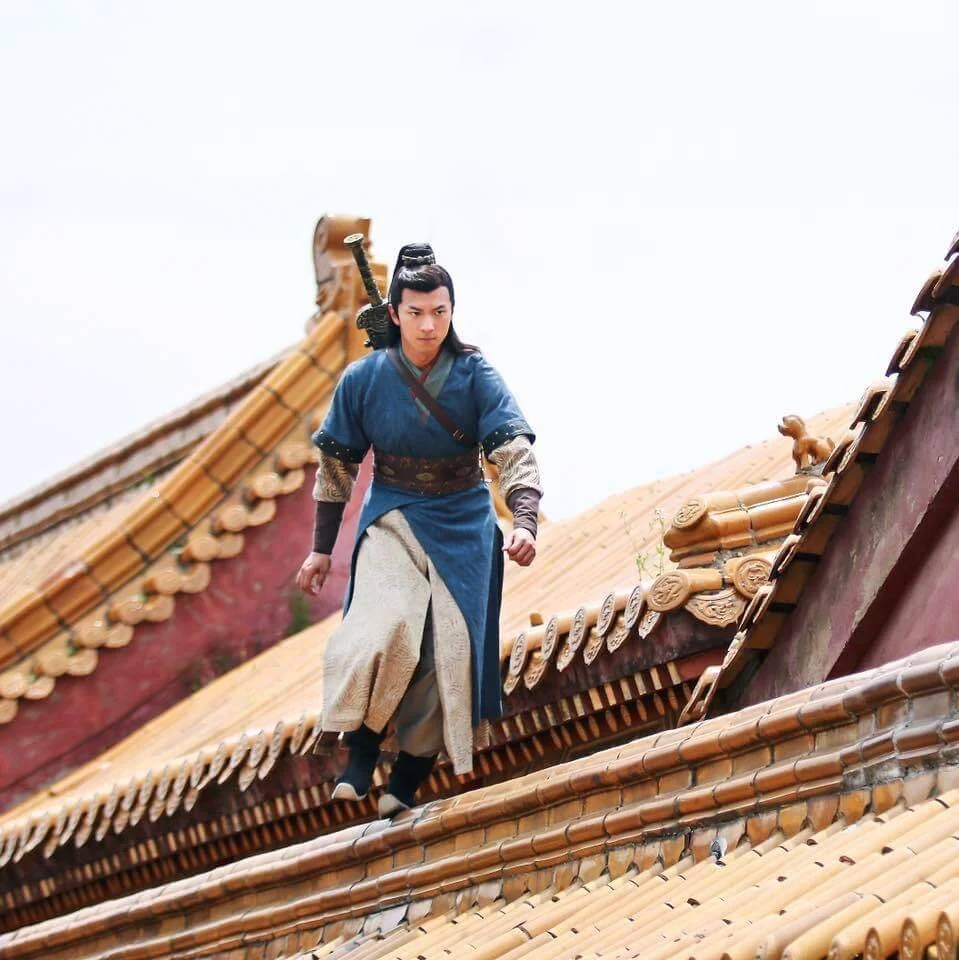 拍攝《包青天》時,需吊威也飛簷走壁,相當有型。