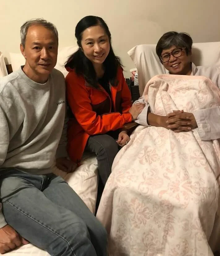 李麗霞入院做手術,好友陳榮峻、吳香倫探望她。