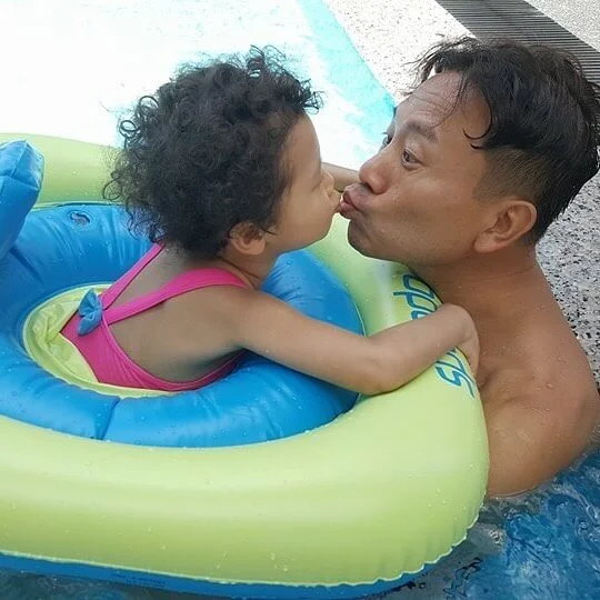 陳國邦的理念是感情要由內到外表達出來，經常與女兒親吻示愛。