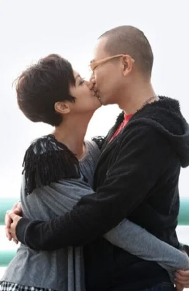 羅敏莊仰慕陳國邦的演戲才華，主動追大師兄。