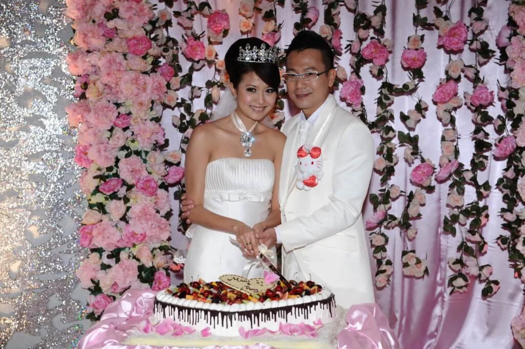 羅敏莊和陳國邦拍拖和同居七年，○九年結為夫婦。