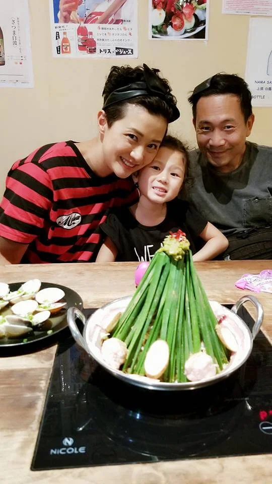 陳國邦與羅敏莊及女兒上載的旅遊美食照