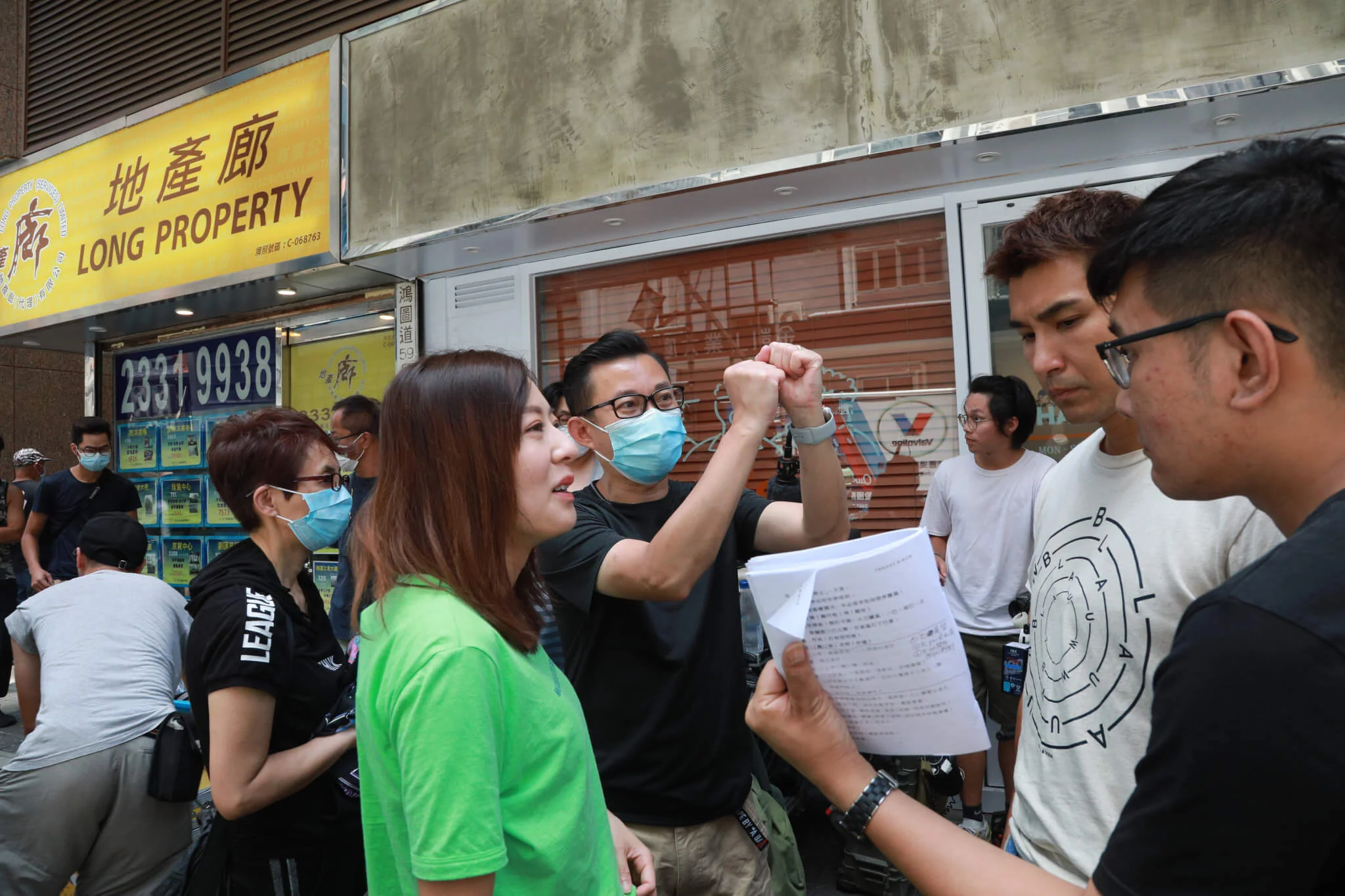 未埋位時，監製文偉鴻向展鵬及詩詠解說拍攝時的動作場面。 