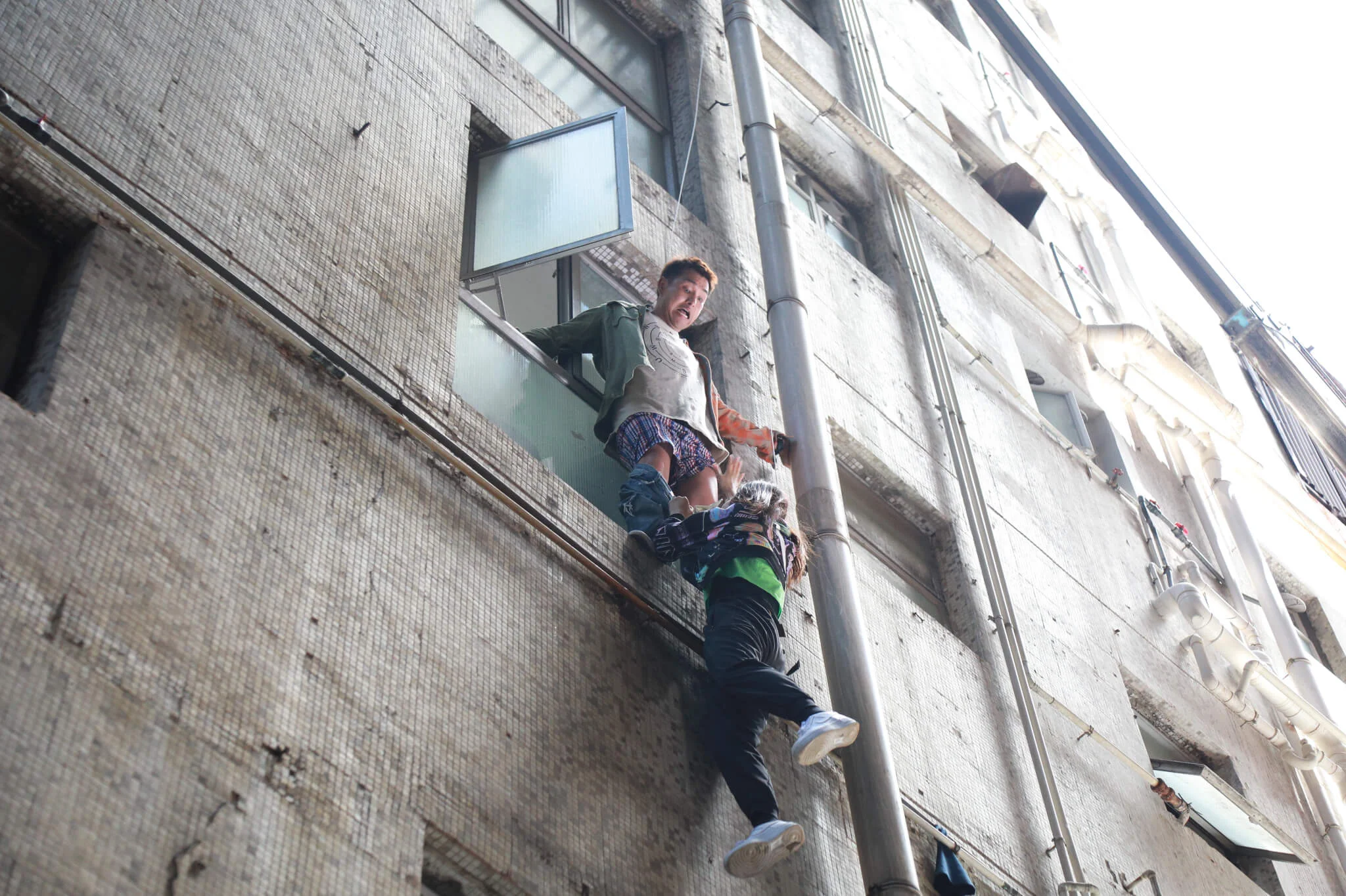 被半天吊的唐詩詠，為保命扯甩陳展鵬條褲，令他當眾露底。