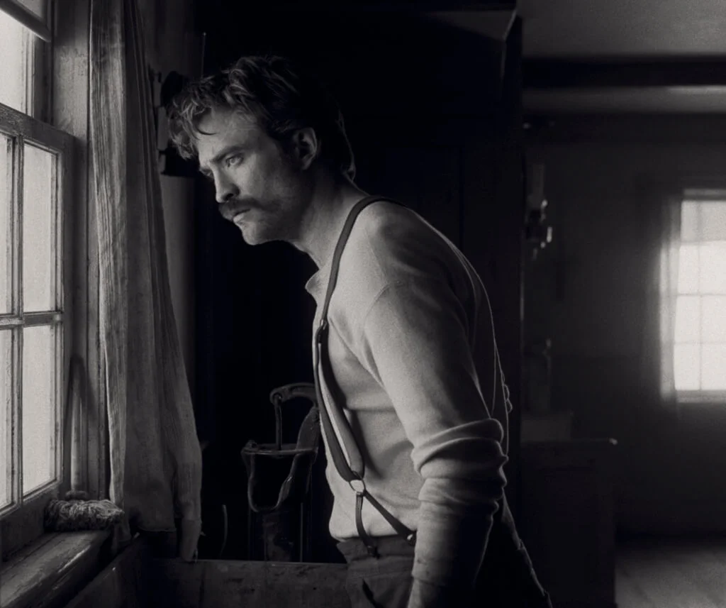 羅拔飾演年少氣盛新進守塔員,演出脫胎換骨。