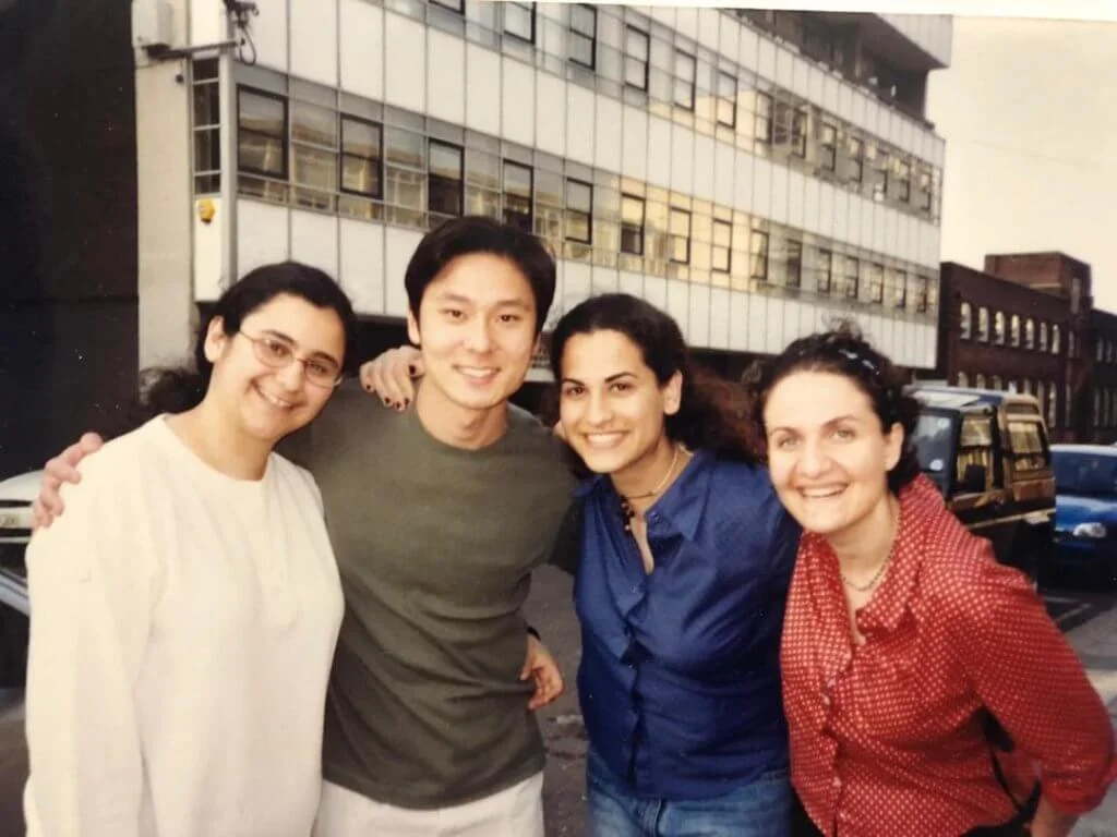 阿澧曾在英國留學，結識了一班好朋友。