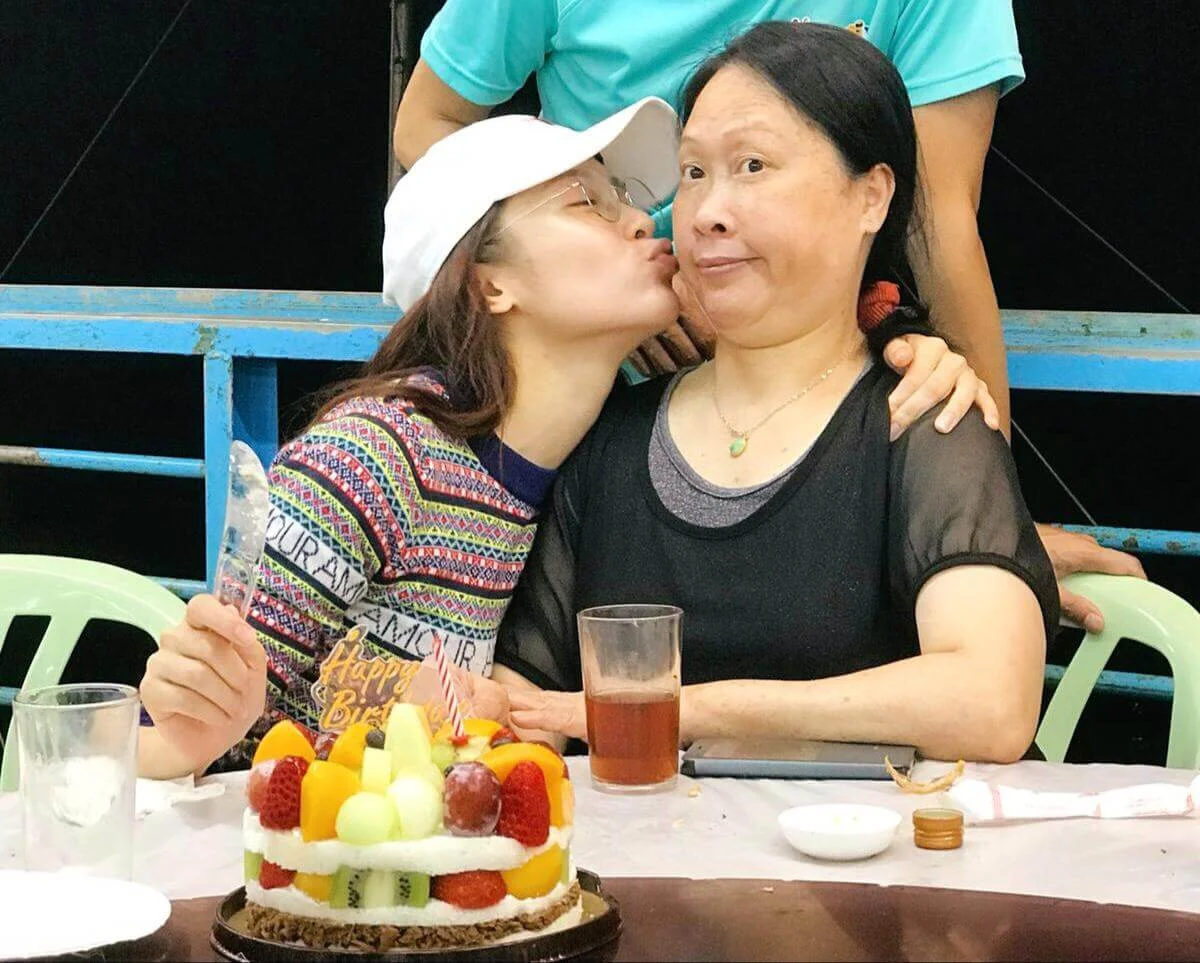 她現在學會向媽咪攬攬及鍚鍚，但媽咪似乎不太享受。 