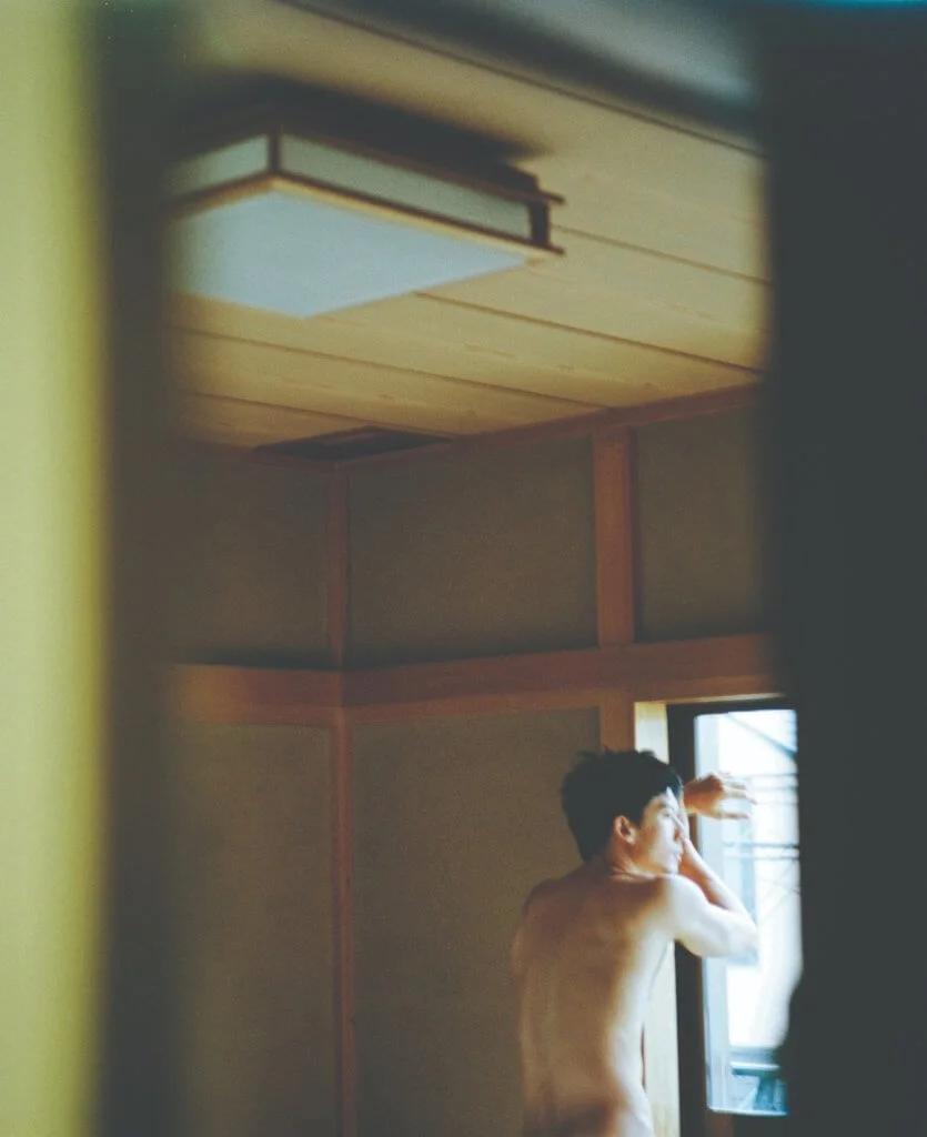 攝影師在伊豆找了一間古舊又有些詭異的酒店拍攝,這輯照片Kenny亦非常性感。