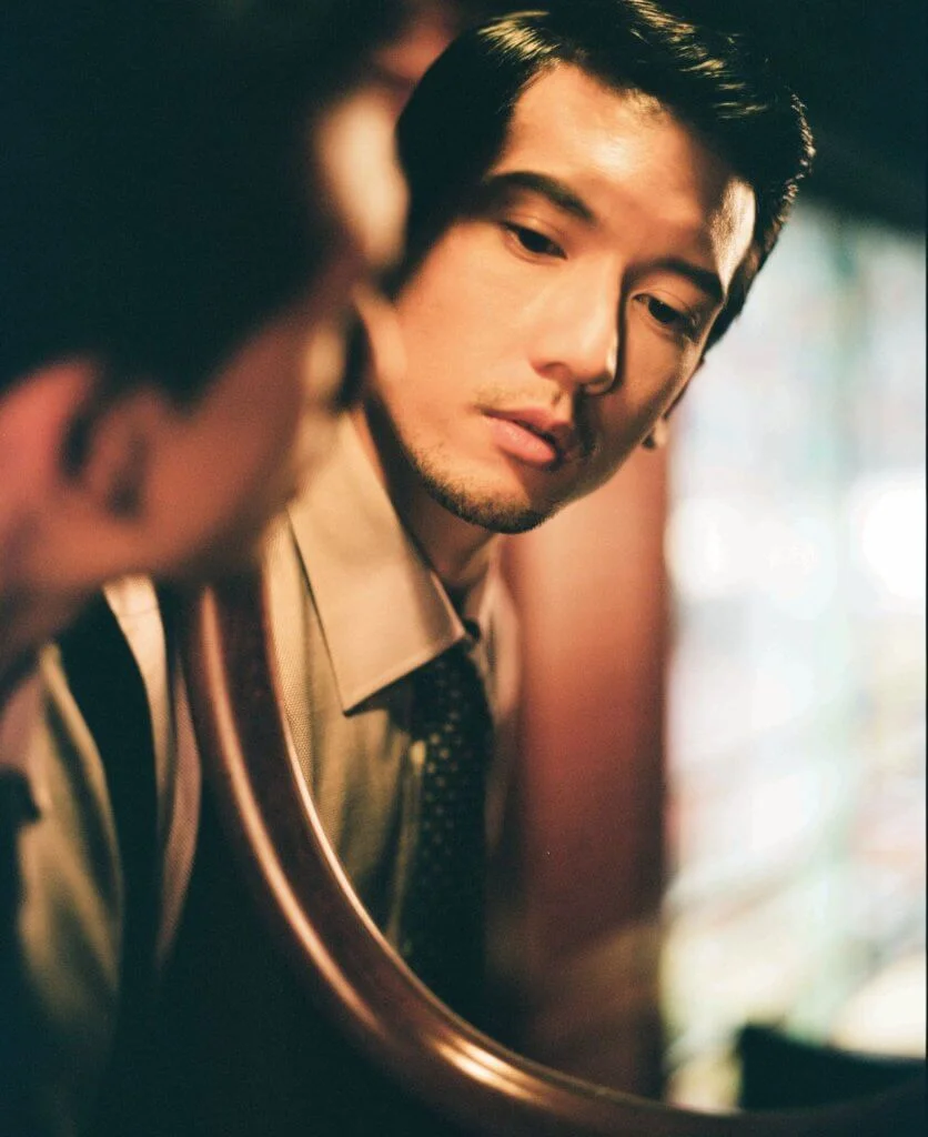 .除了花和蝴蝶,Kenny於寫真集內亦有多個造型,包括man爆鬚根男、花樣年華復古look和道場弓箭手等。