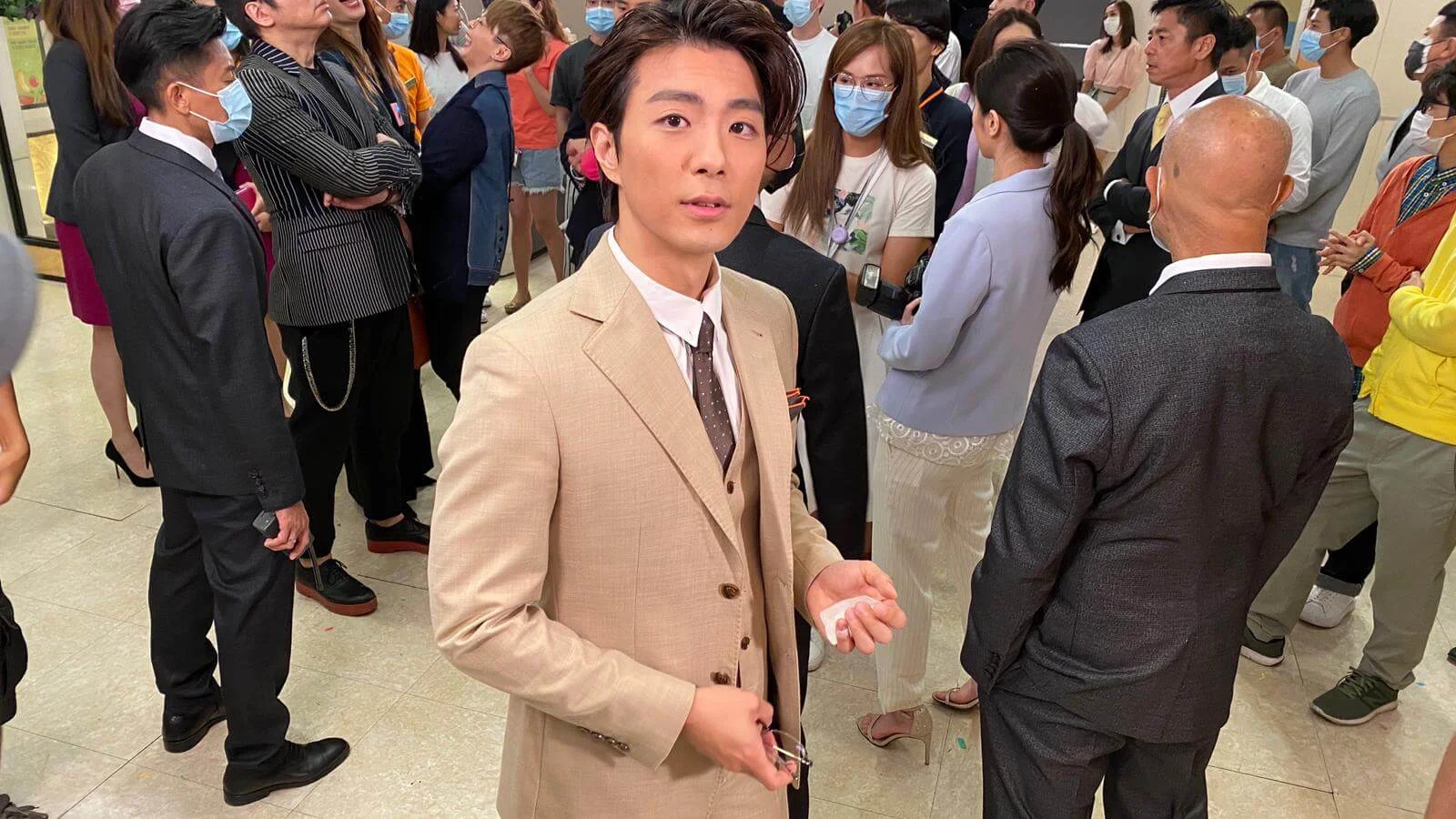 張景淳於周三已為處境劇《愛》開工，但左手掌仍貼上紗布。