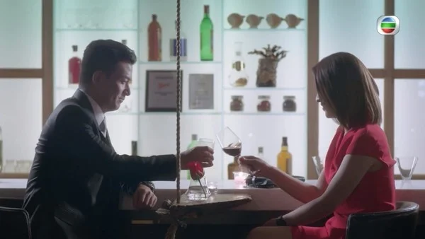 姚兵在劇集《多功能老婆》飾演姜總,與陳煒有場調情戲,令觀眾耳目一新。