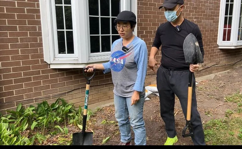加國日常生活,鄭敬基與太太Angie親力親為在家中花園除草。