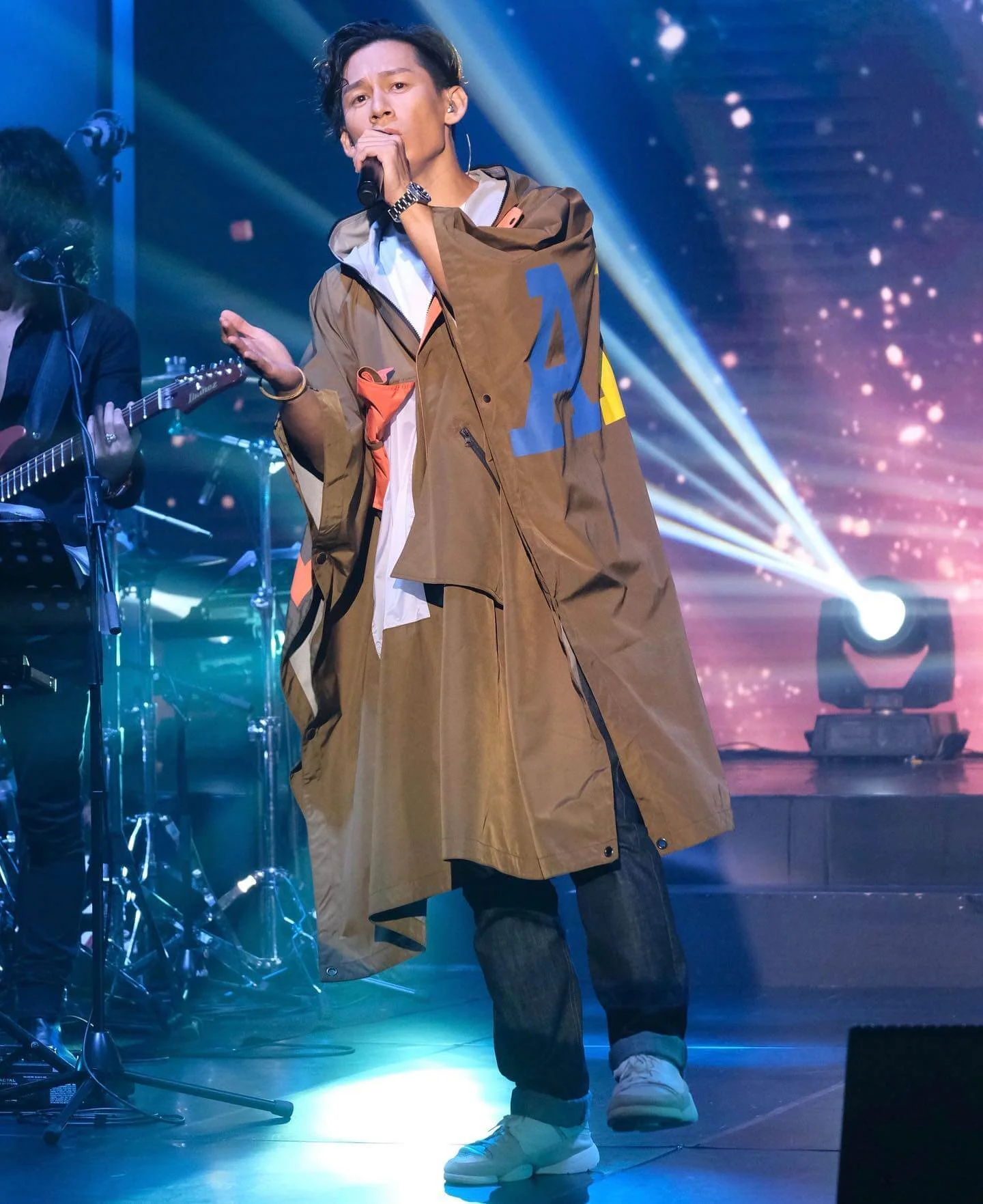 因為經常在節目《Chill Club》大開金口，令觀眾聽出耳油。 