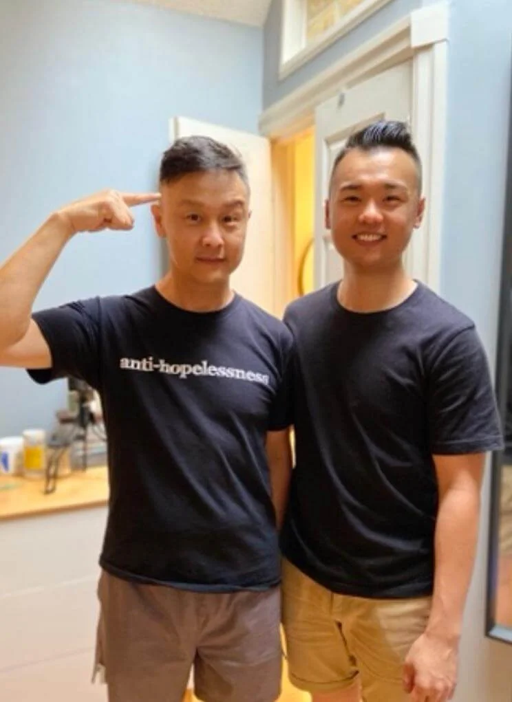 鄭敬基兒子Jonathan已經三十歲,是物理治療師,早前更為他理髮,效果不錯呢!