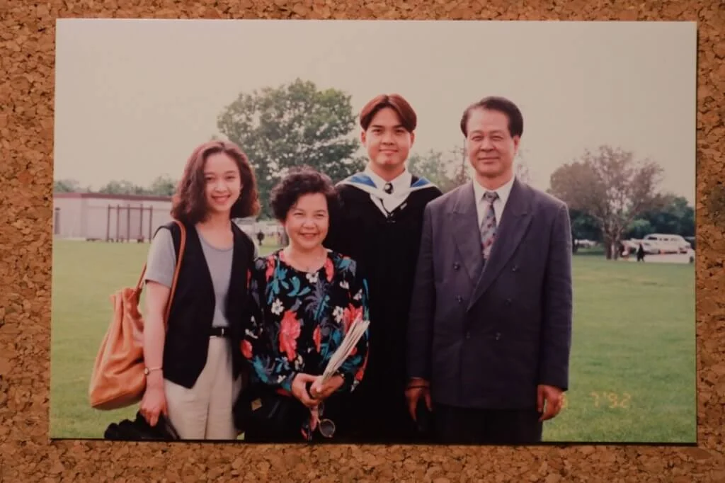 鄭啟泰在加拿大溫莎大學畢業，父母及胞妹一起出席其畢業禮。