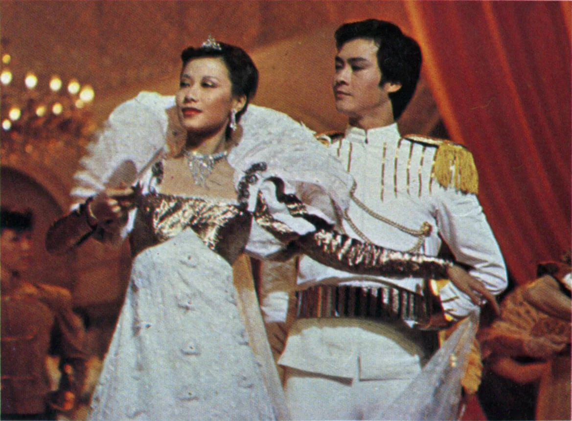 1980年，蕭芳芳突然得悉懷有身孕辭演，張天愛被臨時拉伕上陣，距離演出只剩下三日，所以要作通宵綵緋。