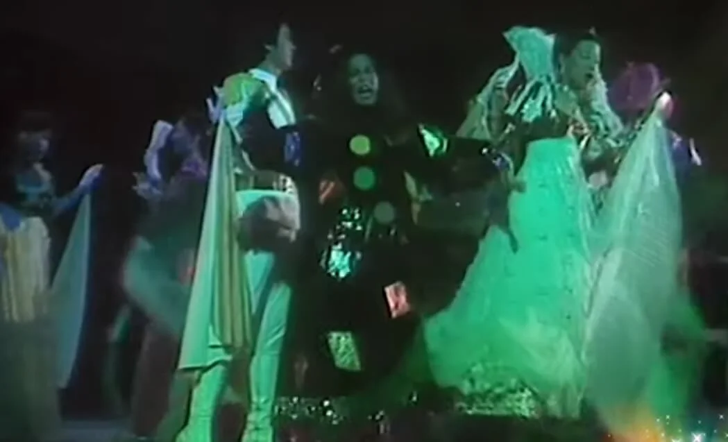 這一幕講述「巫婆」杜麗莎打個噴嚏，便把Flora的華衣美服換掉，但在綵排時，卻不幸發生Flora墮台事件。