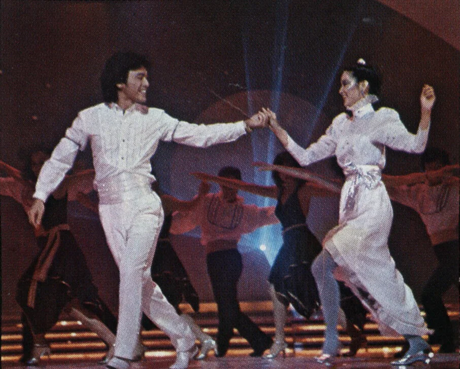 演出前一天，其中一件舞衣仍未夠理想，遂由服裝間人員立即縫製，與阿B合唱的白色舞衣便是漏夜趕製的成品。