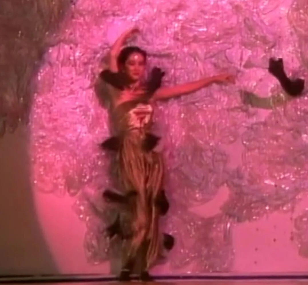 司儀黃霑見到佈景板後有黑手伸出來，與青霞有肌膚之親，他笑說：「嘩！我地不如一齊去客串做手囉！」