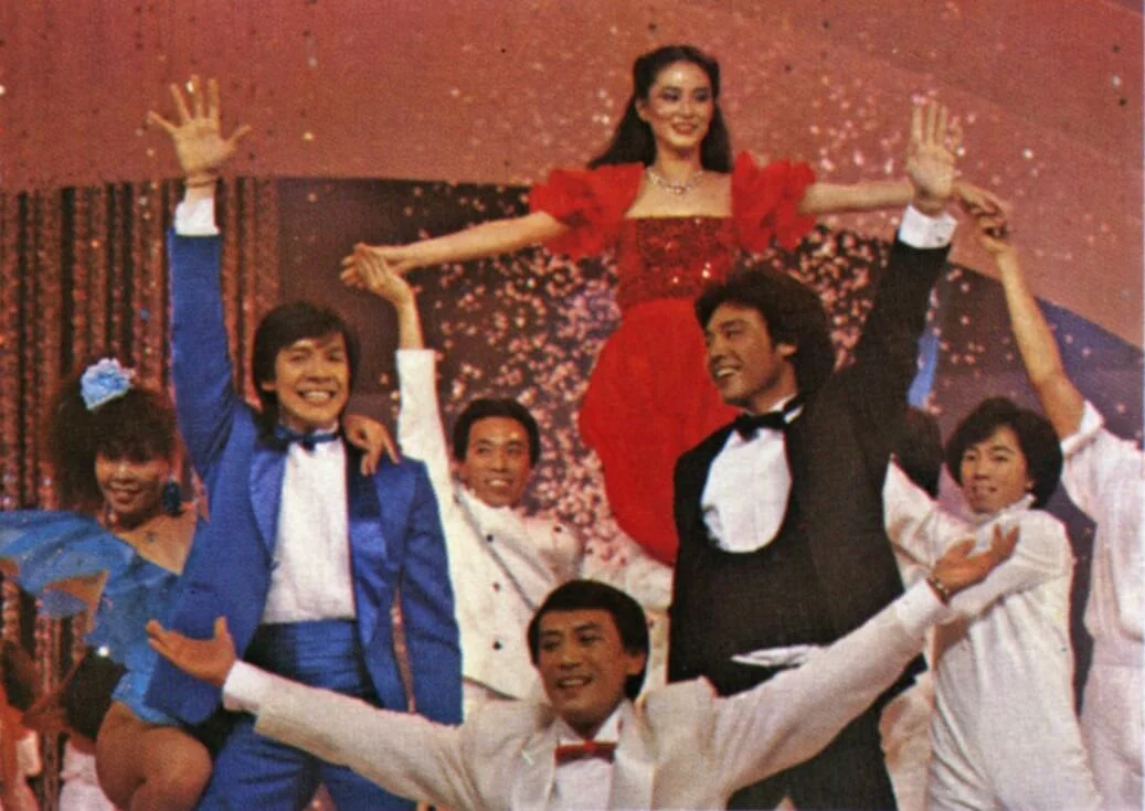 結尾一幕，青霞被舞蹈員拋來拋去，再高高舉起，以眾星伴月的大場面作結。