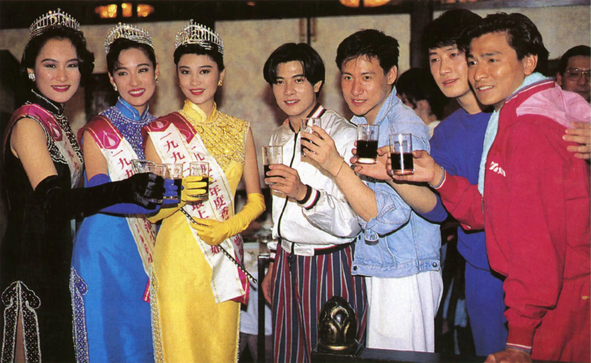 張學友、劉德華、黎明、郭富城與港姐冠軍盧淑儀、亞軍劉殷玲、季軍張雪玲攝於慶功宴。