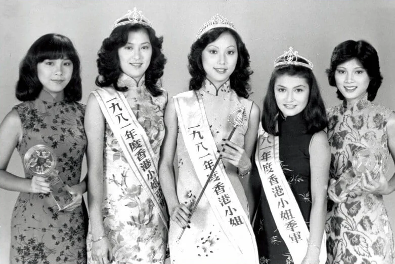 八一年港姐是歷史性的一屆,冠軍羅佩芝因虛報年齡被褫奪后冠,亞軍勞錦嫦、季軍錢慧儀與青春小姐狄寶娜摩亞齊齊躍升一級,青春小姐變成陳敏華(左一),梁仲芬仍是最上鏡小姐。