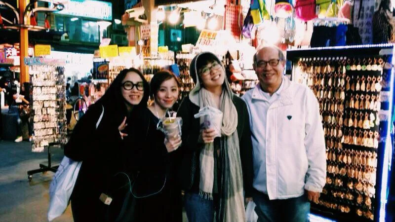 岑建勳與女兒岑寧樂、岑寧童、岑寧兒。