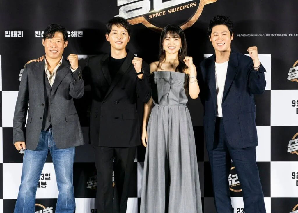 宋仲基出席《勝利號》發布會時充滿自信,對能與《狼少年之戀》導演再度合作感到欣喜;(左起)片中四大要角柳海鎮、宋仲基、金泰梨及陳善圭一同出席發布會。