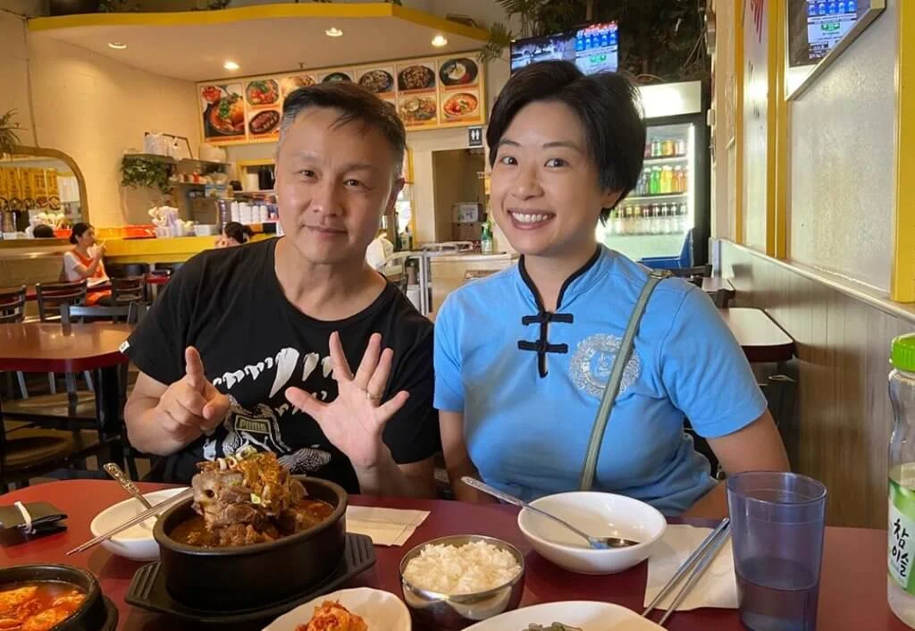 鄭敬基太太Angie曾在加拿大讀書,今次夫婦二人回到當地生活,很快便適應下來。