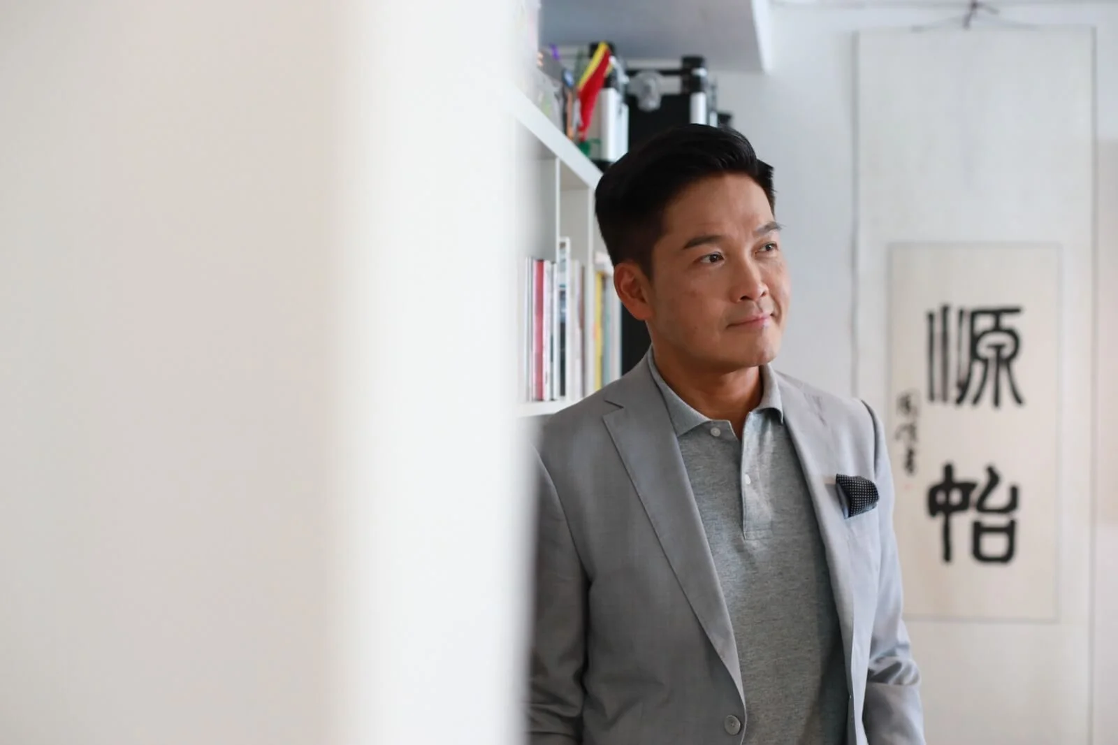 鄭啟泰爸爸是電影海報畫師,一直影響着他對電影的熱愛,其父更在其工作室題字「源始」,意思是一切歸於最根本源始。