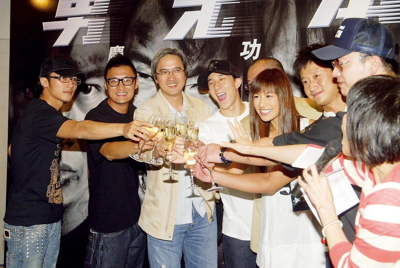 《男兒本色》大收,陳木勝與眾演員舉杯祝捷。