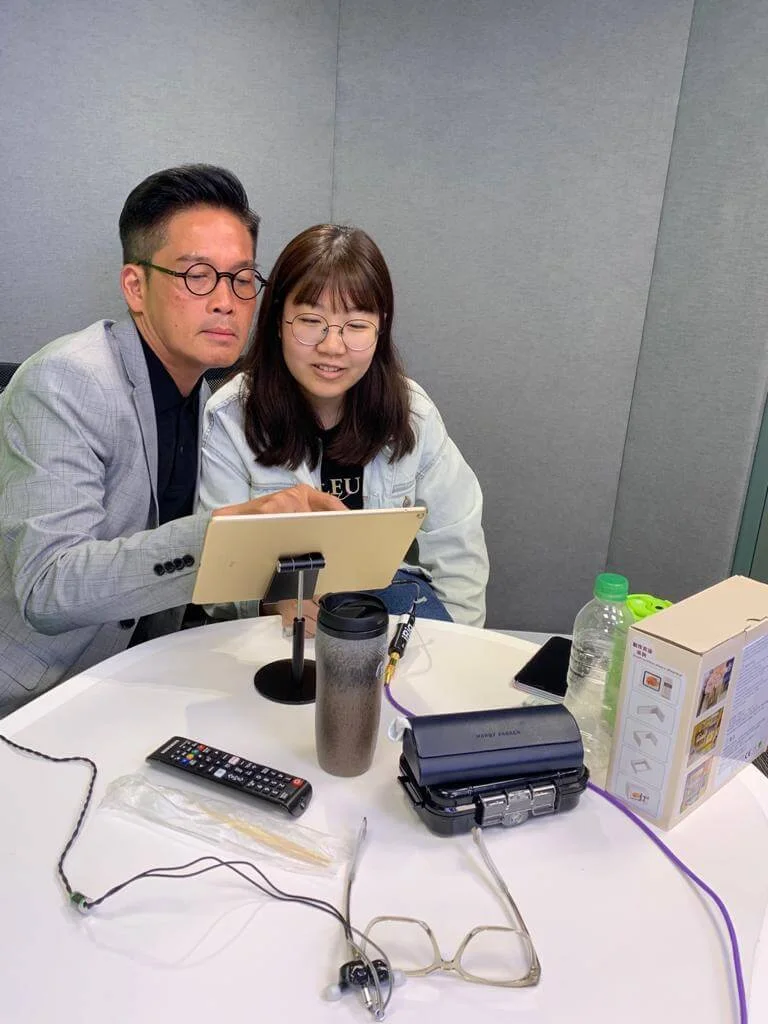 鄭啟泰女兒Kayla是應屆DSE畢業生，考獲滿意成績，原來打算赴加升大學，由於疫情關係已決定留港讀大學。