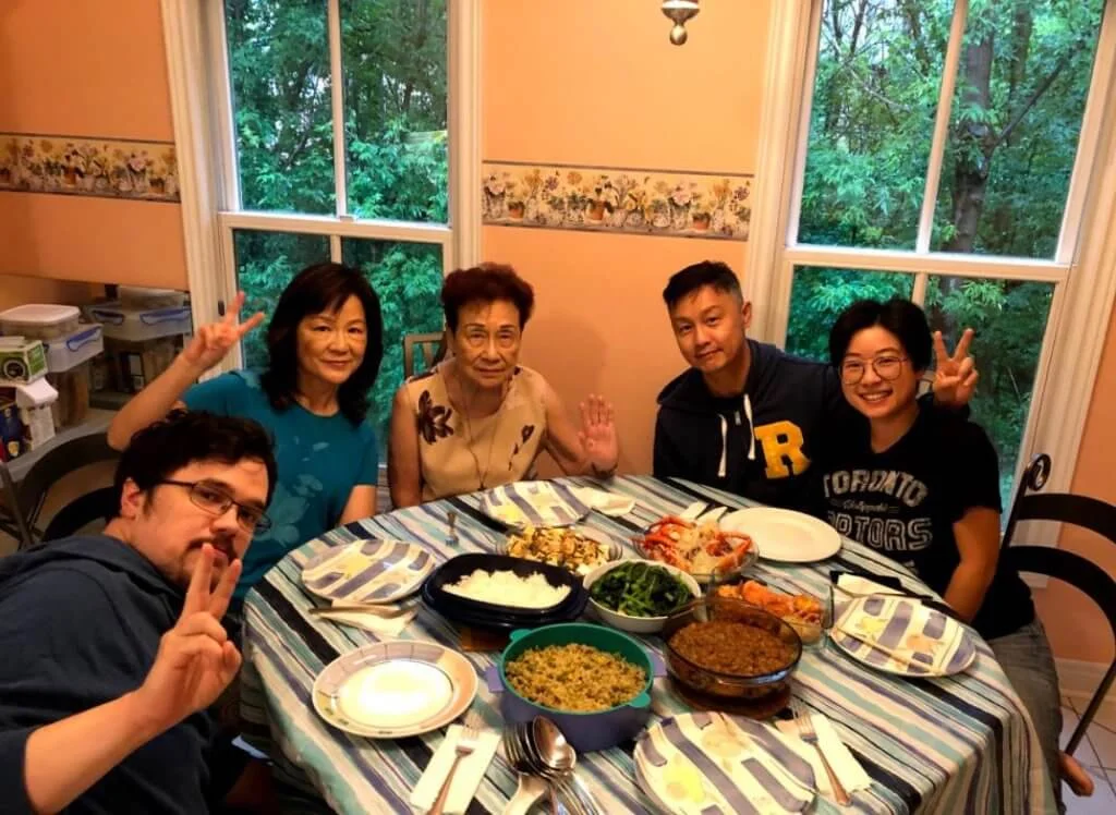 鄭敬基的孿生妹妹在加國定居多年,他今次跟太太回流當地,胞妹亦提供了很多生活資訊給他。