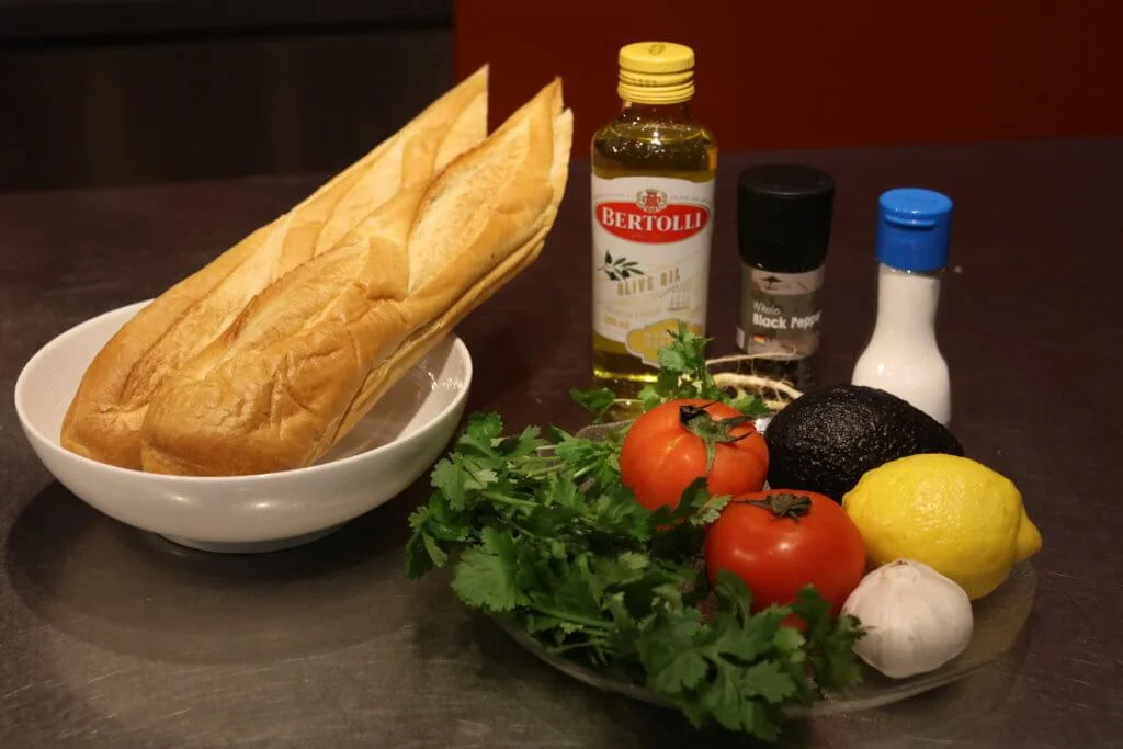 材料：法包、芫荽、番茄、牛油果、檸檬、蒜頭、黑椒、橄欖油及鹽