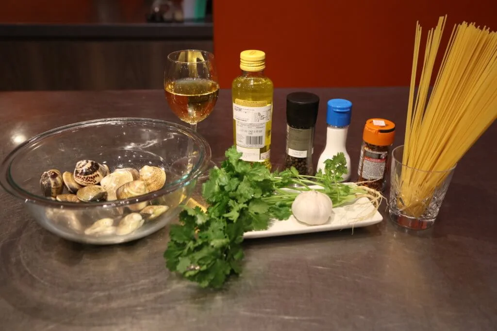 材料：意大利粉、蜆肉、蒜頭、白酒、芫荽、辣椒粉、鹽、橄欖油、黑椒