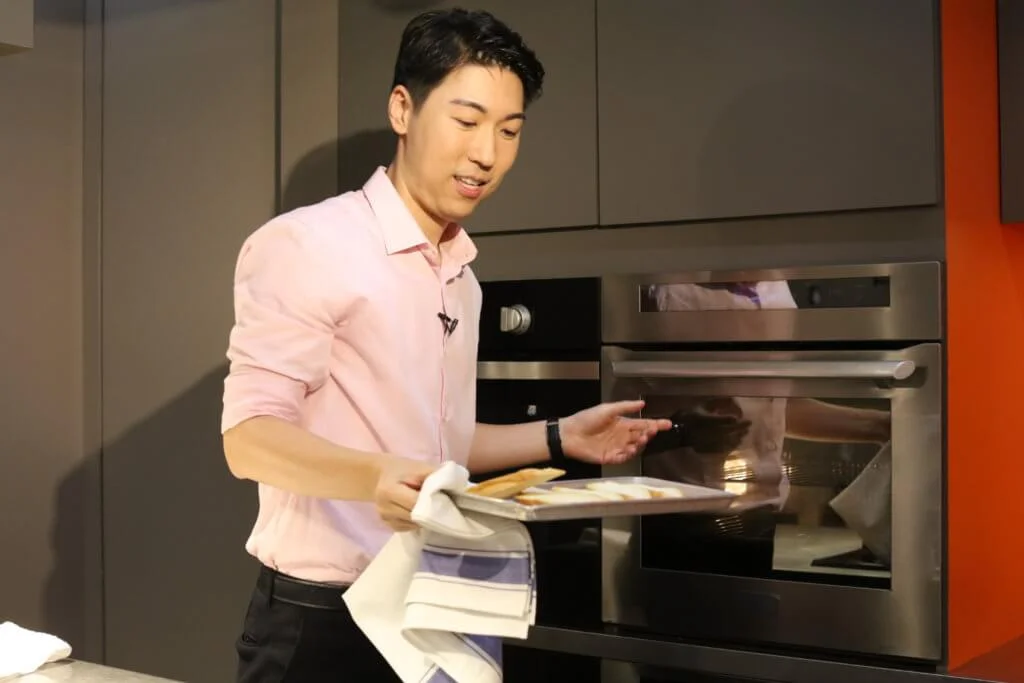 將法包切薄片，放入焗爐焗八至十分鐘