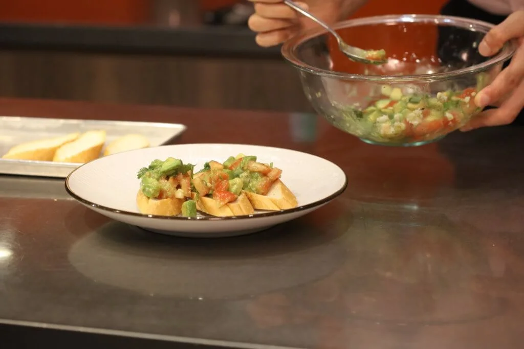 在多士上放入材料