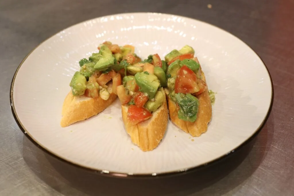 最後淋上入少許橄欖油，一道簡單又健康的意大利前菜便完成。