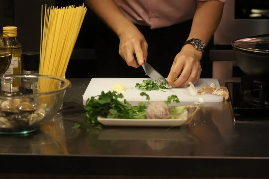 將芫荽及蒜頭切好備用