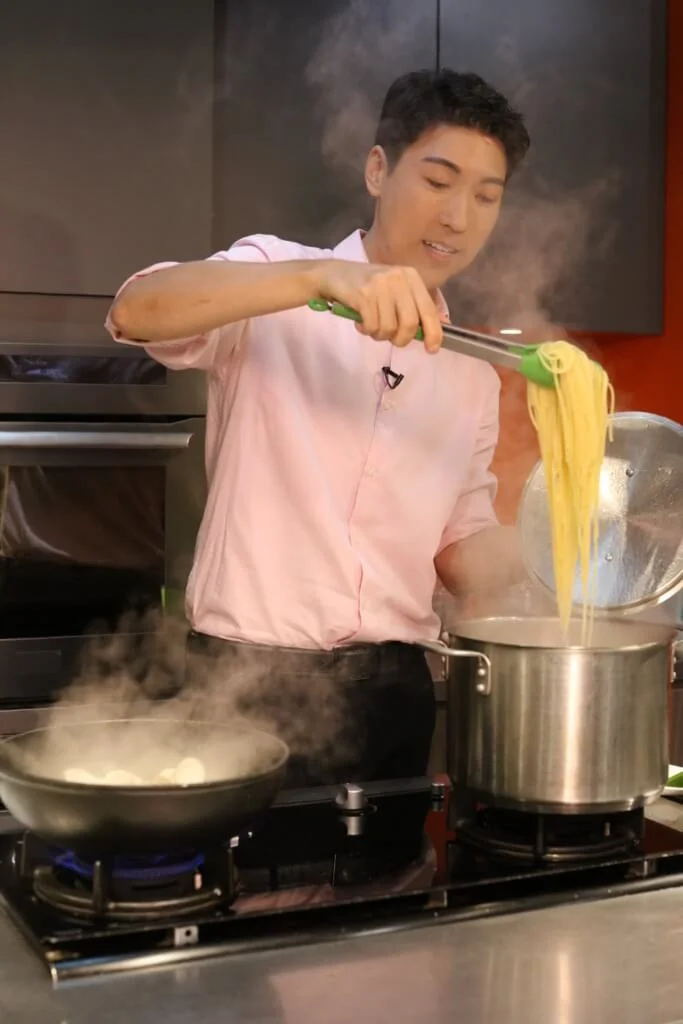 將意粉放入滾水，加入鹽，煲約6分鐘，視乎個人喜歡口感軟硬，放入意大利粉一起炒，注意不用過冷河，再加入少許鹽及黑椒及芫荽即成。