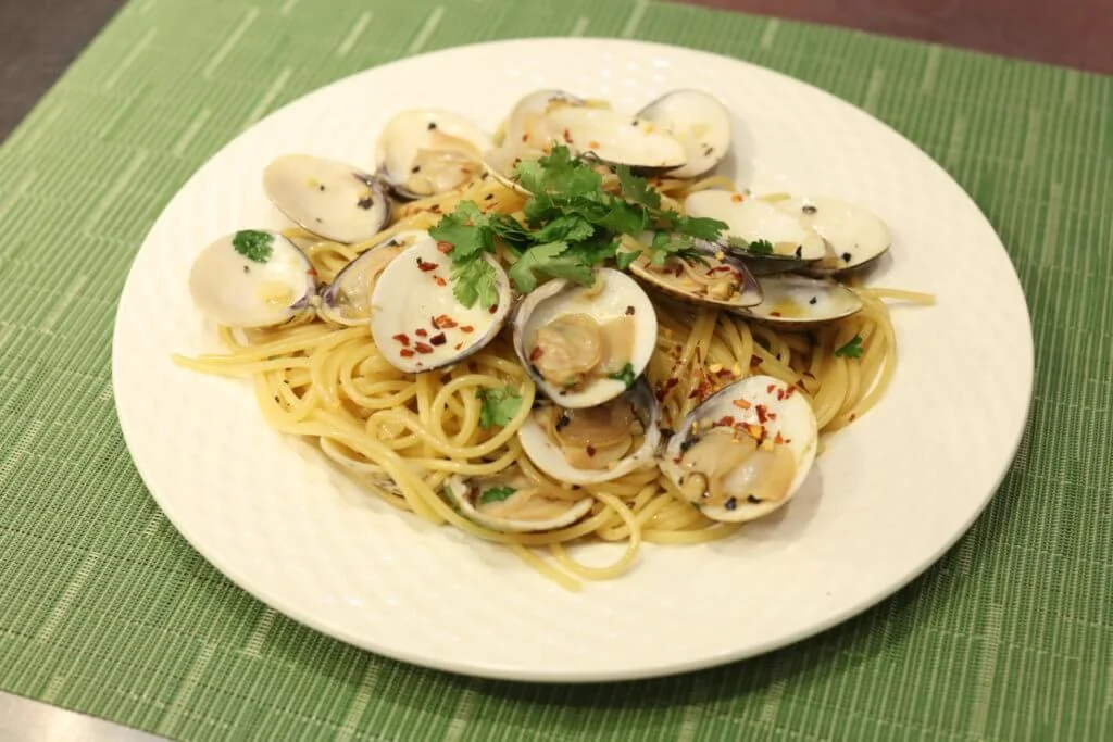 整個過程不消十分鐘，便煮出一道香噴噴的意大利白酒蜆肉意粉。