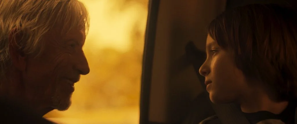 主角兒子(右)與外公(左)在避難過程中面對生離死別