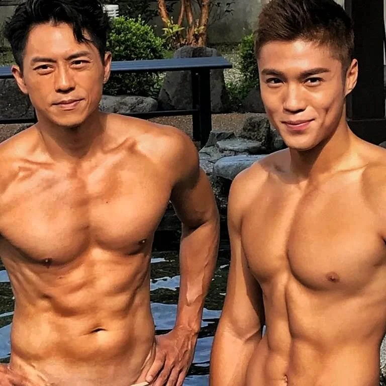 森美進軍幕前之後練得頗大隻，與丁子朗在《森美旅行團》騷肌。